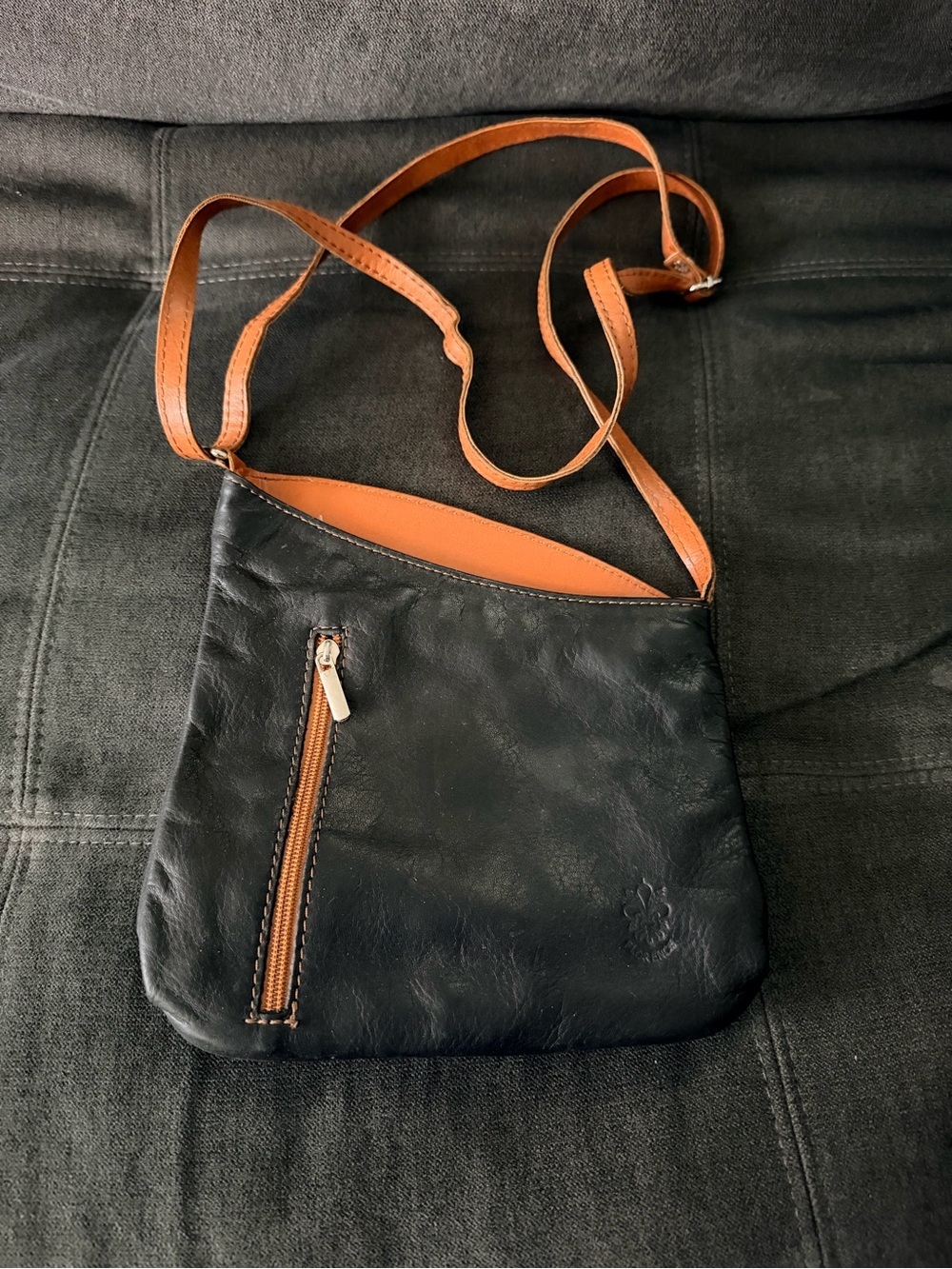 Vintage Leather Crossbody Shoulder Bag in Black and Tan - Classic Everyday Style
